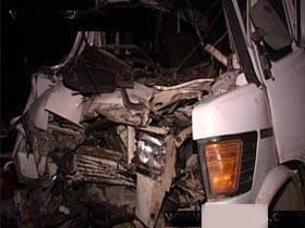 В Азербайджане микроавтобус столкнулся с грузовым автомобилем, есть много раненых