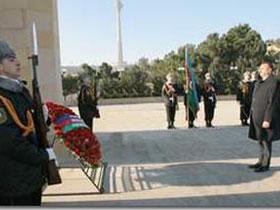 Президент Ильхам Алиев посетил Аллею шехидов
