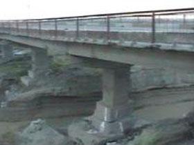 Mercedes упал в реку с моста через Гудьялчай