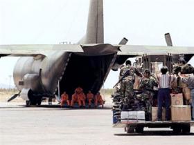 Самолет ВВС Индонезии рухнул на жилые дома - погибли по меньшей мере 68 человек