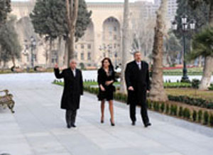 Президент Азербайджана ознакомился с капремонтом и реконструкцией в парках Самеда Вургуна и «Мугам»